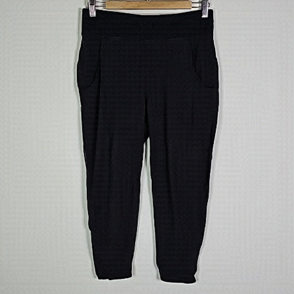 LULULEMON black size 6 cropped leggings